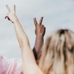 Foto Menschen mit gehobenen Händen