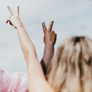 Foto Menschen mit gehobenen Händen